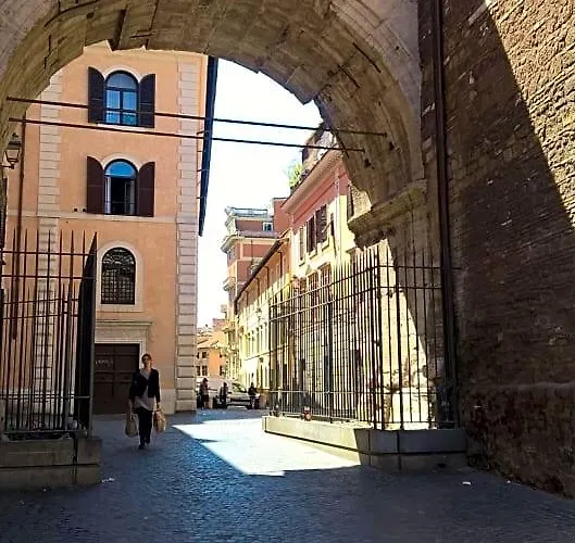 Around The Corner Colosseo לינה וארוחת בוקר רומא